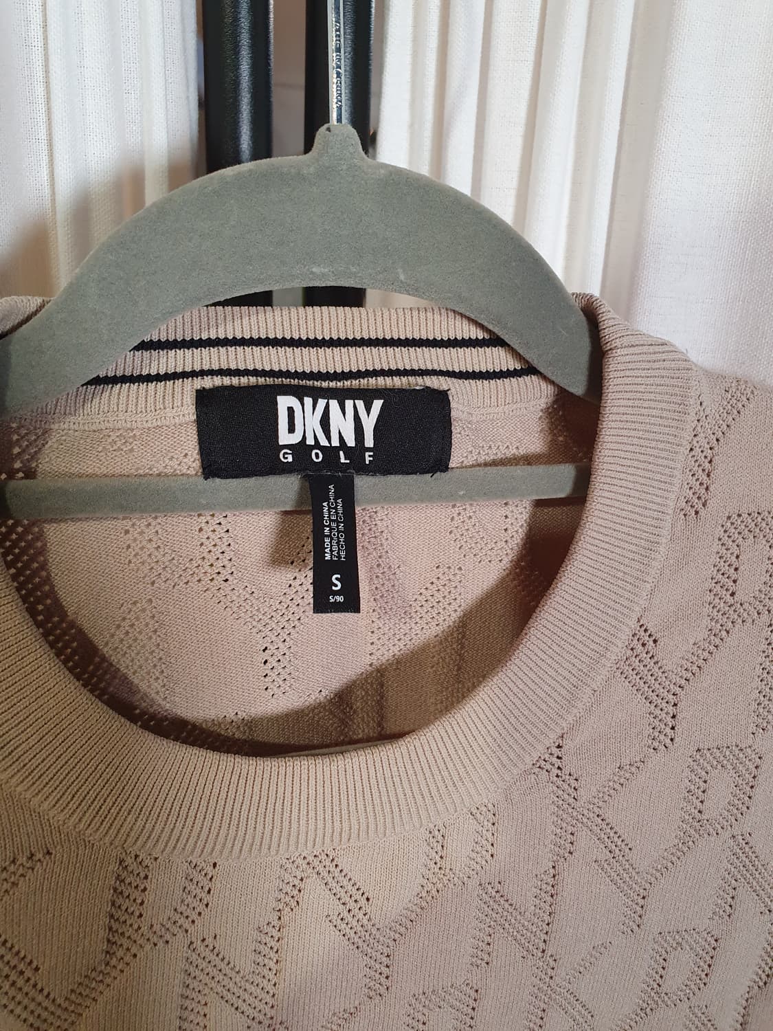 DKNY 로고 패턴 반팔 니트 Beige. 2508556 상품이미지3