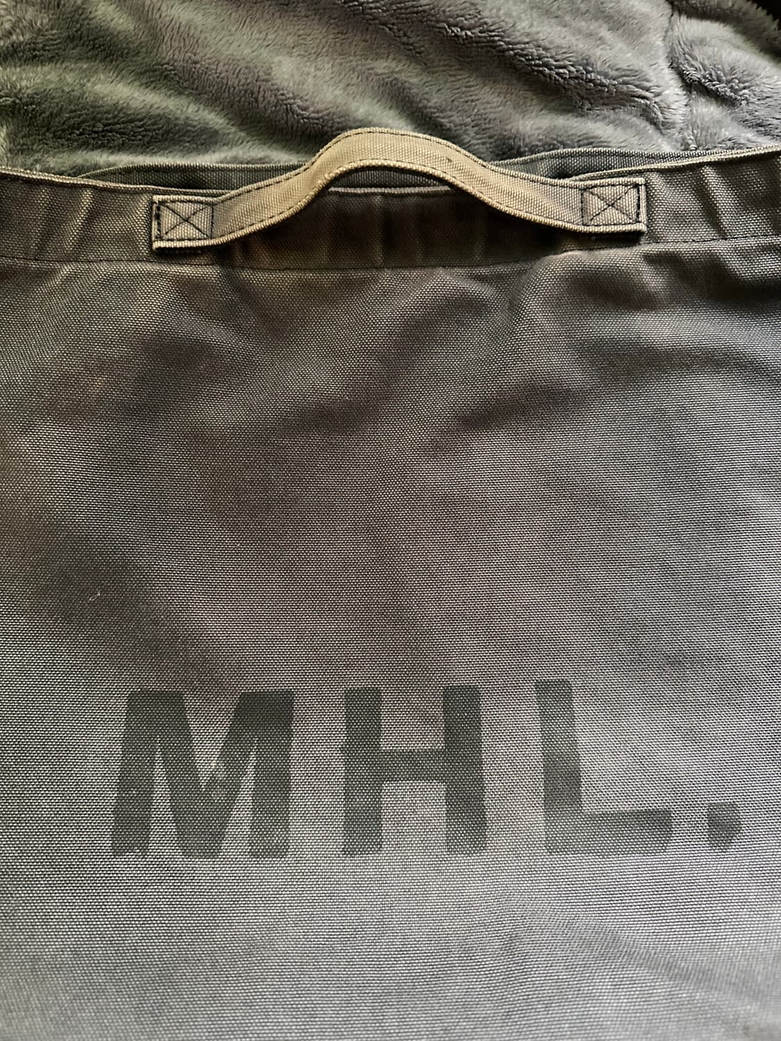 마가렛호웰 숄더백 챠콜 상품이미지2