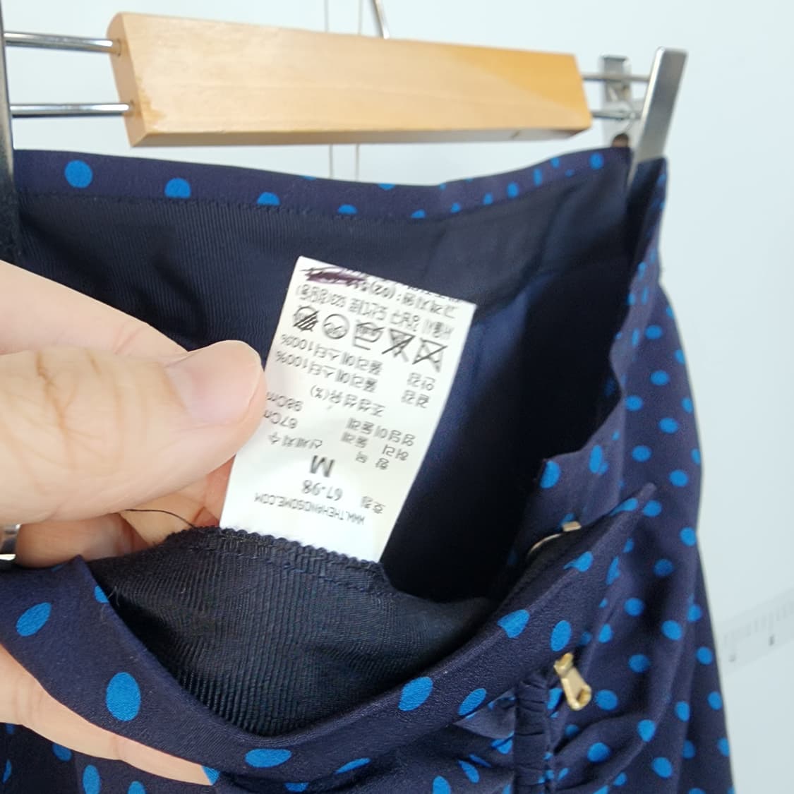 한섬 네이비 도트 셔링 롱 스커트 상품이미지5