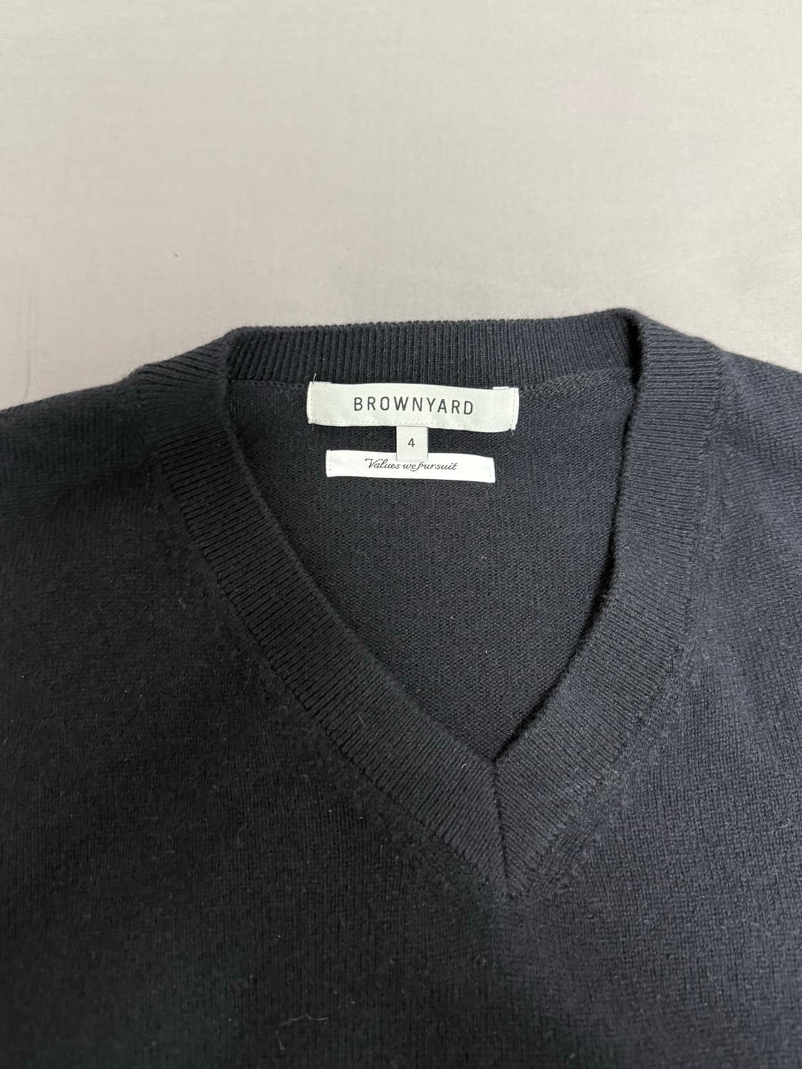 [4]브라운야드 v넥니트 블랙 상품이미지3