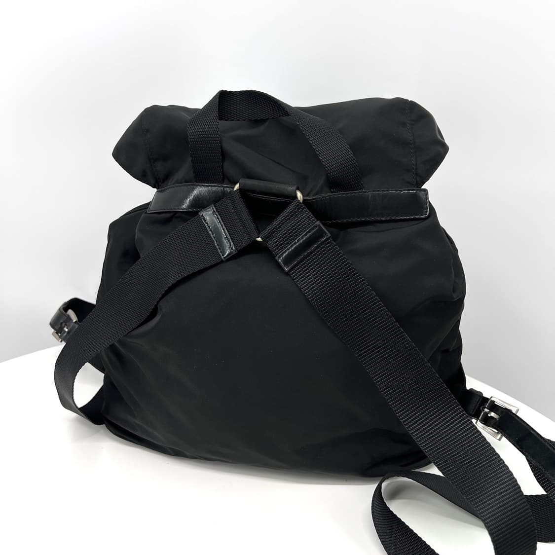 [감정완료] 프라다 삼각로고 나일론 백팩 미듐 블랙  상품이미지5