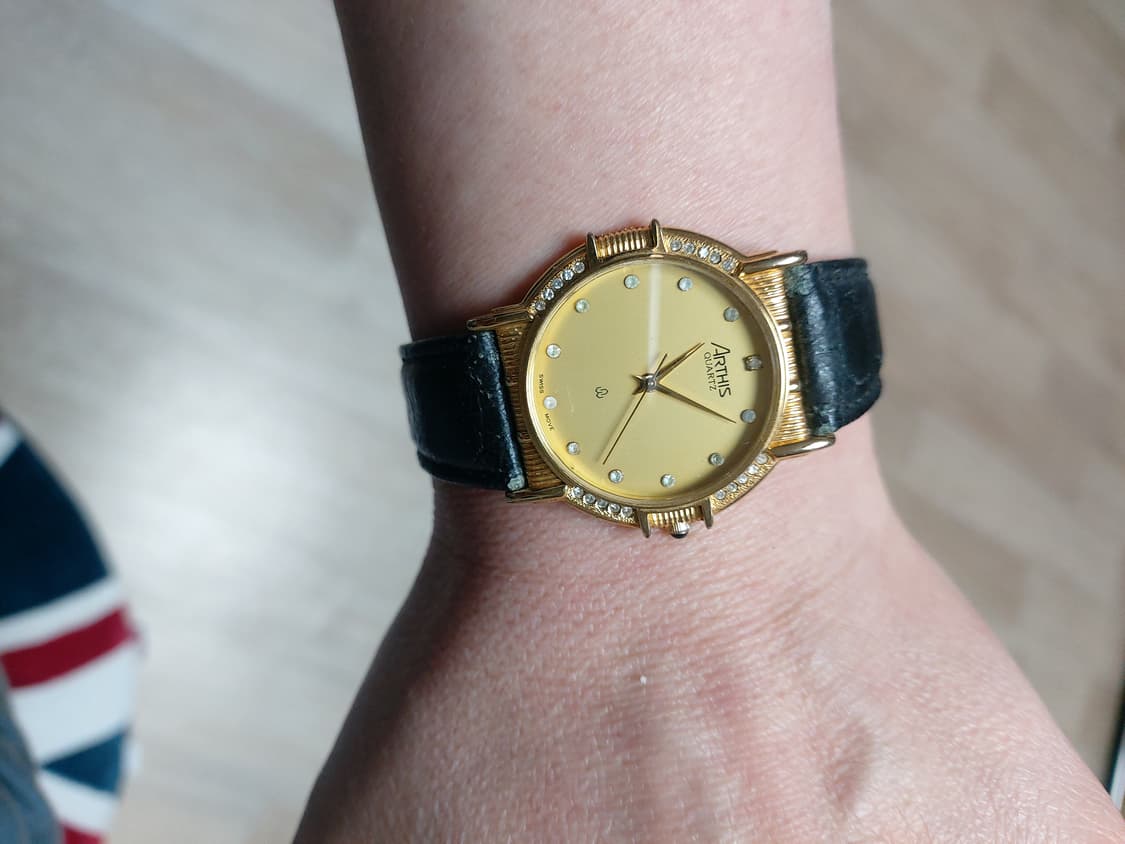 금장 Arthis 쿼츠 남성 시계입니다. 상품이미지4