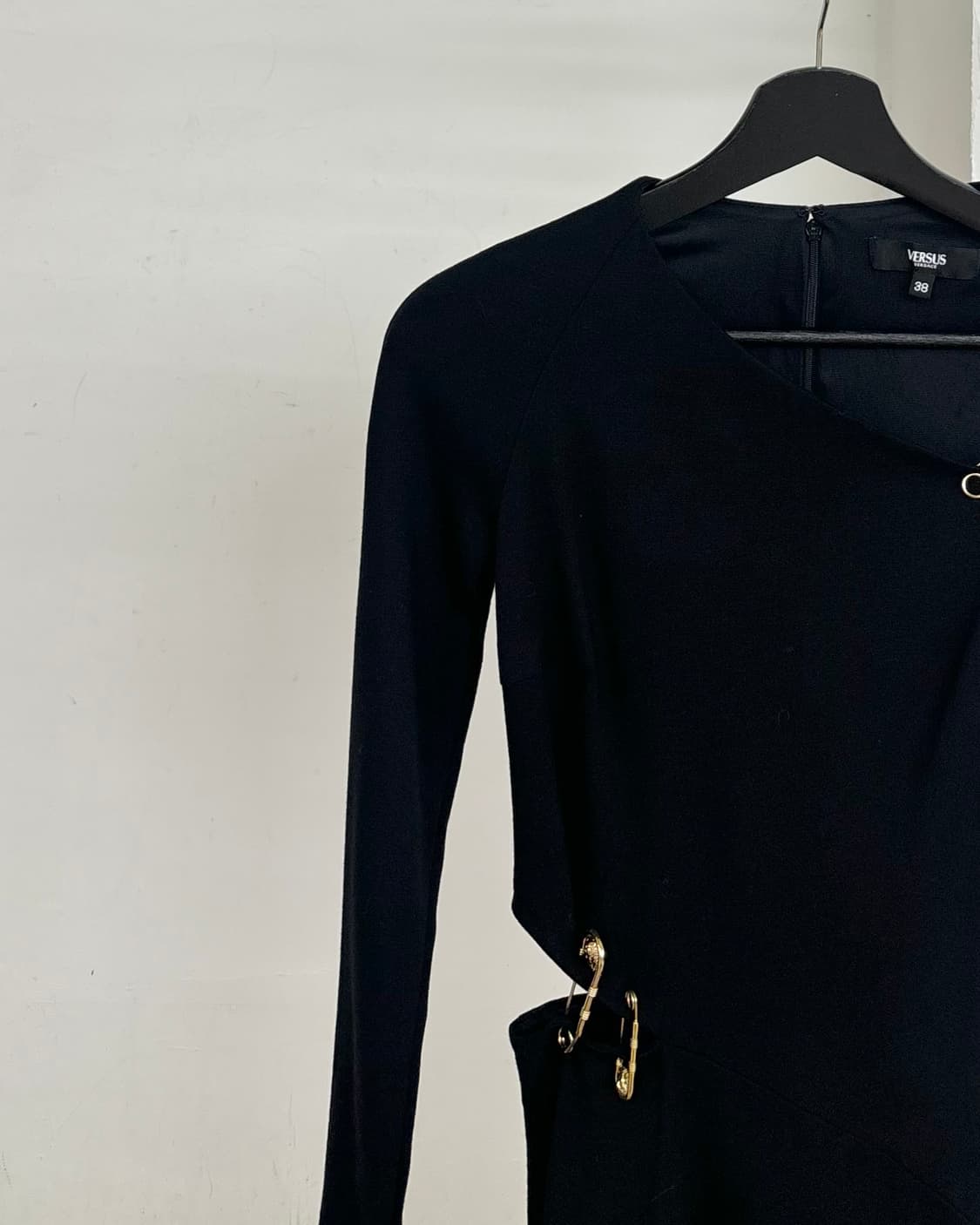 베르사체 블랙 세이프티 핀 드레스 상품이미지3