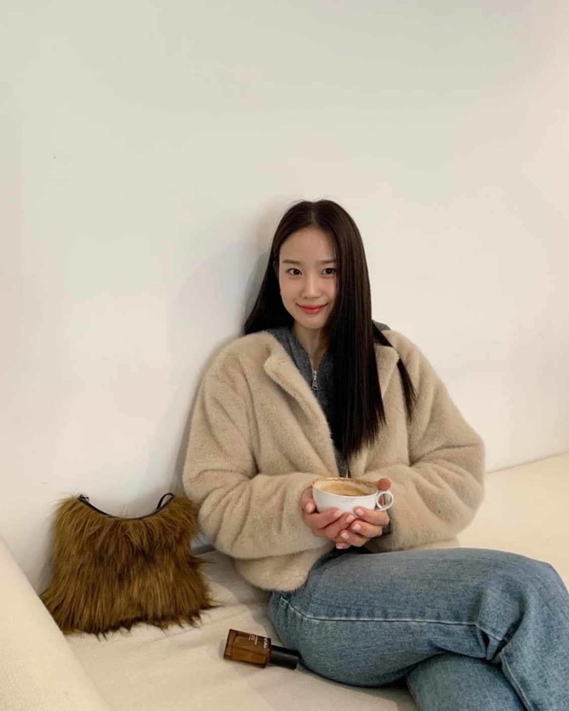 유어네임히얼 퍼자켓 펄 베이지 장희령 착용 상품이미지1