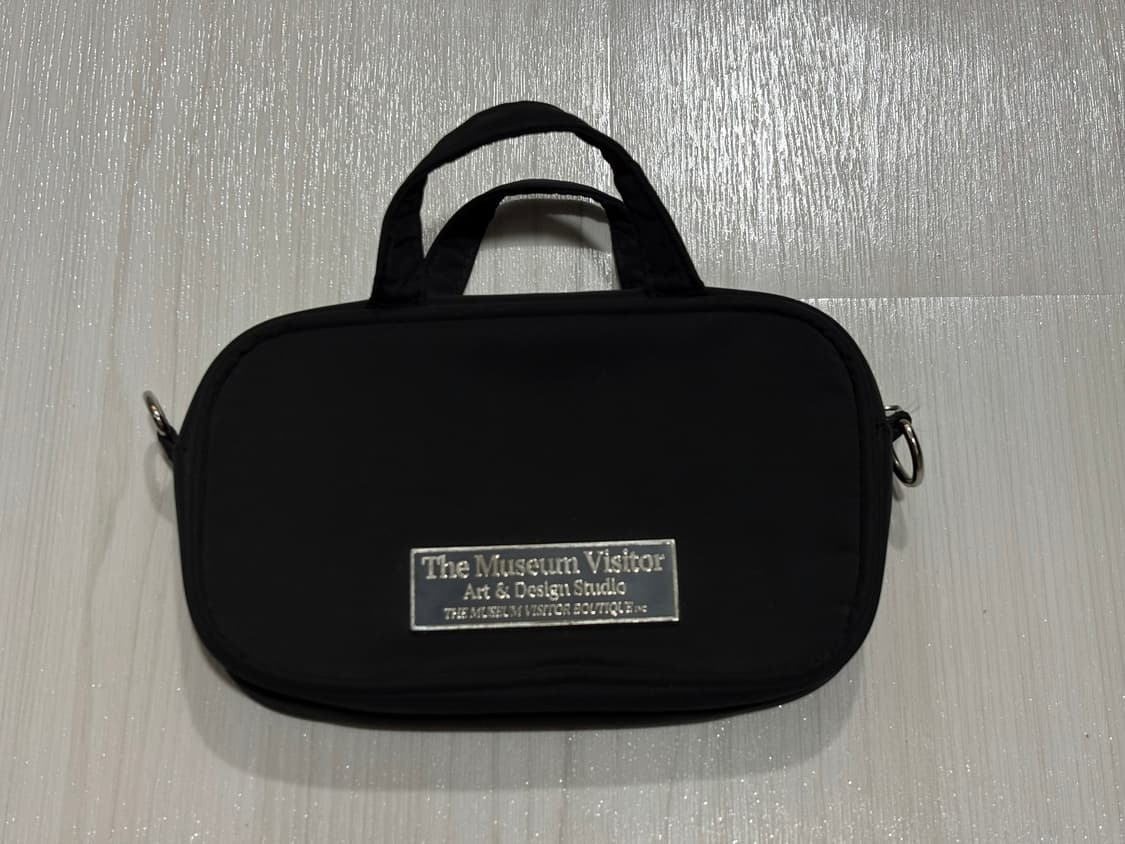 더뮤지엄비지터 메탈 로고 미니백 상품이미지2