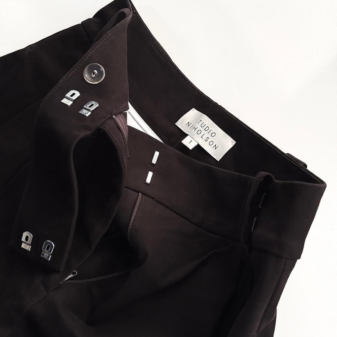 스튜디오 니콜슨 투턱 볼륨 팬츠 상품이미지3