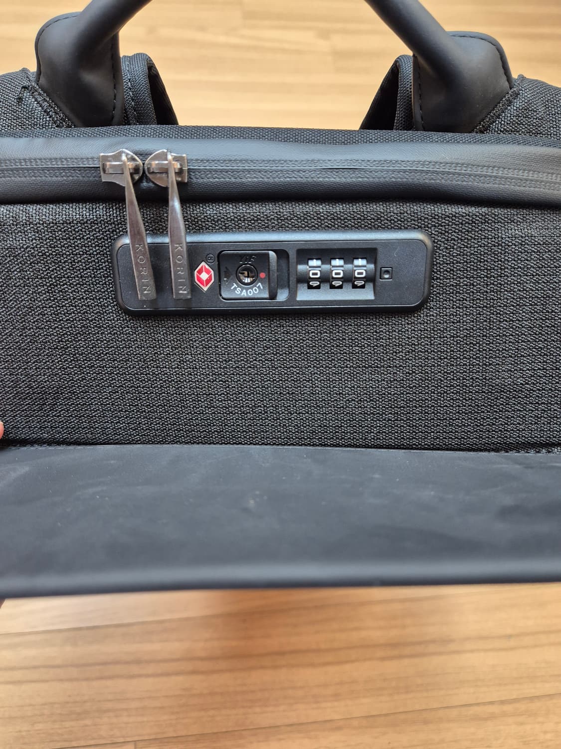 코린 블랙 백팩입니다. 무난한 디자인이라 어느 옷에나 잘 어울립니다. 가 상품이미지7