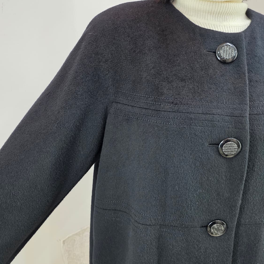 울 100 블랙 노카라 코트 상품이미지4