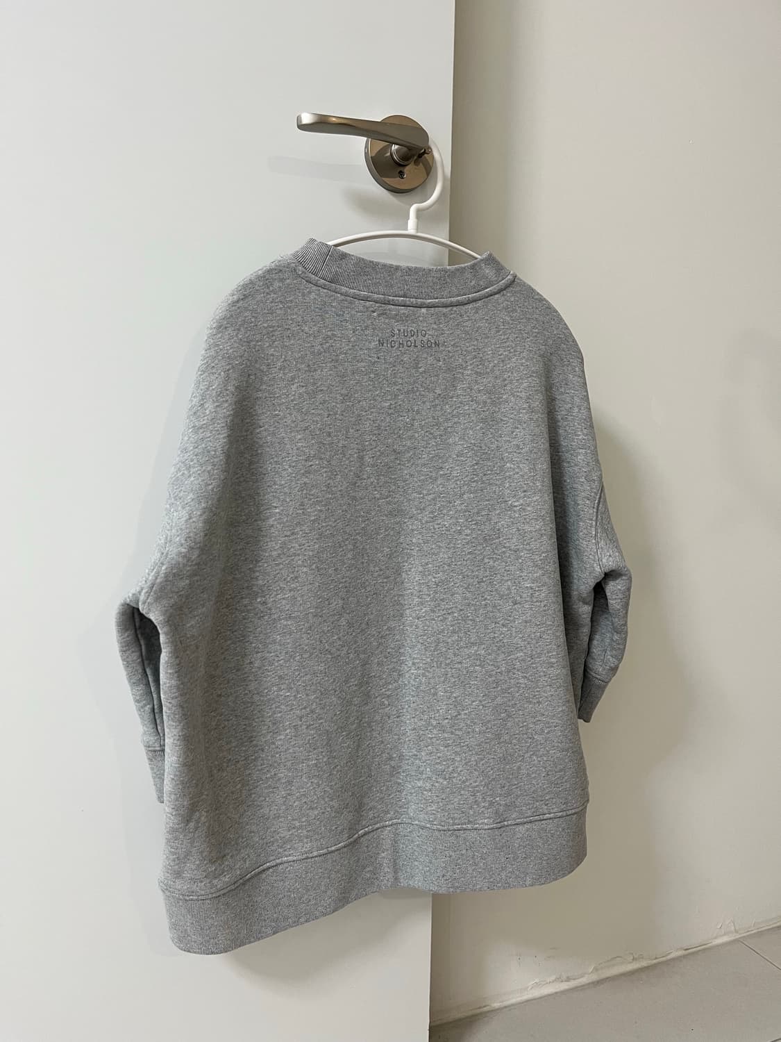 스튜디오니콜슨 맨투맨 상품이미지2