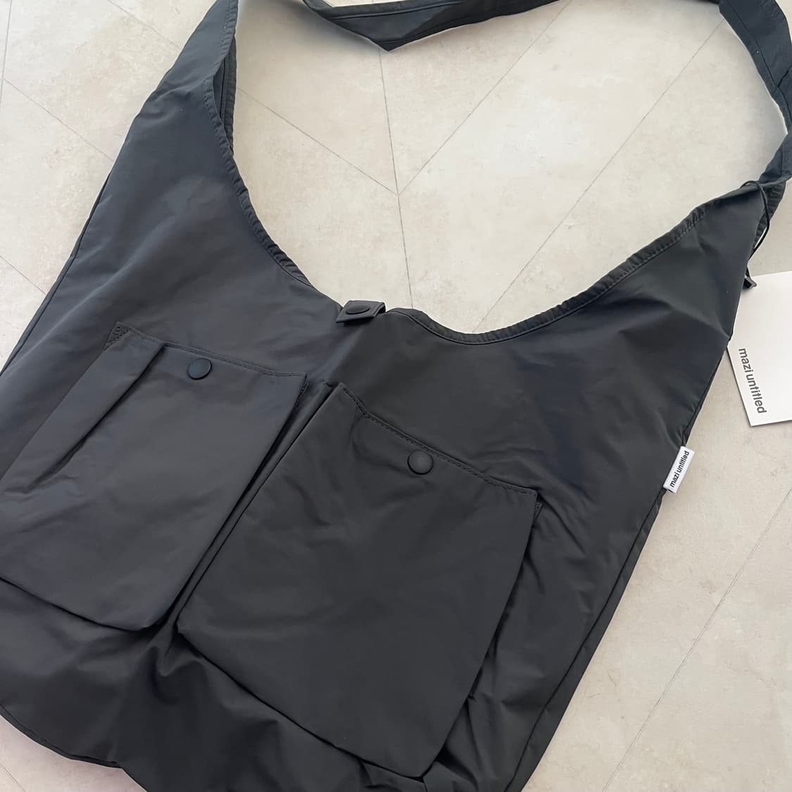 [새상품]마지언타이틀 보어 나일론 크로스백 그레이 상품이미지3