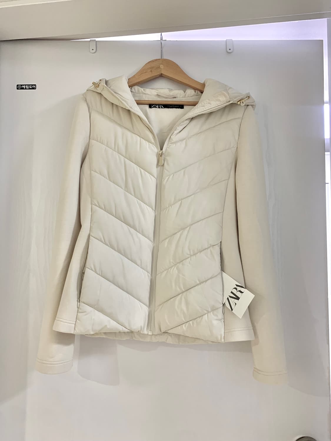 택있음) 자라 화이트 후드 경량패딩 상품이미지4