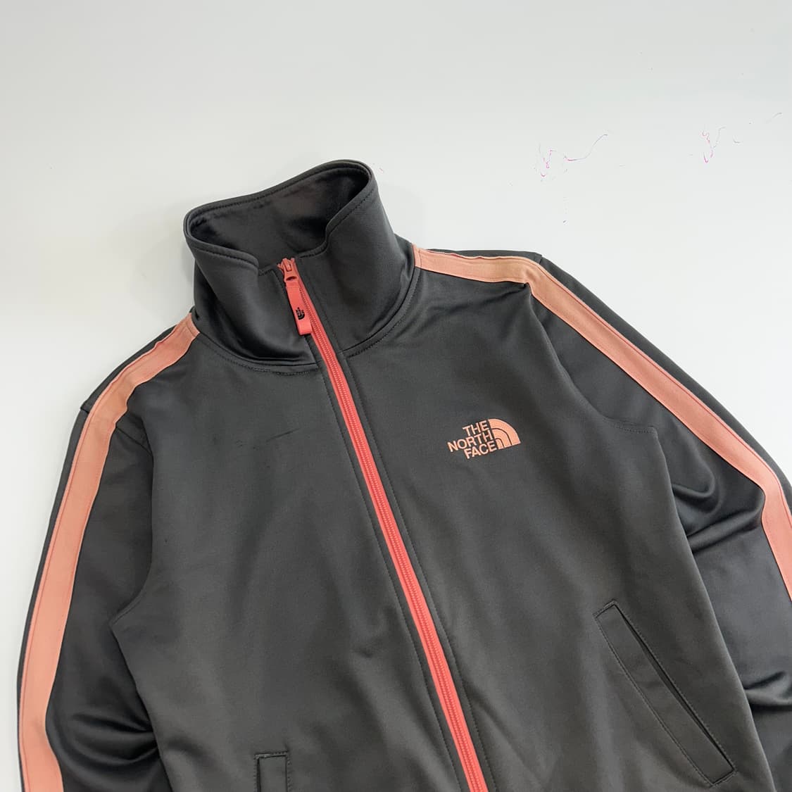 The north face 노스페이스 그레이 핑크 백로고 져지 상품이미지4