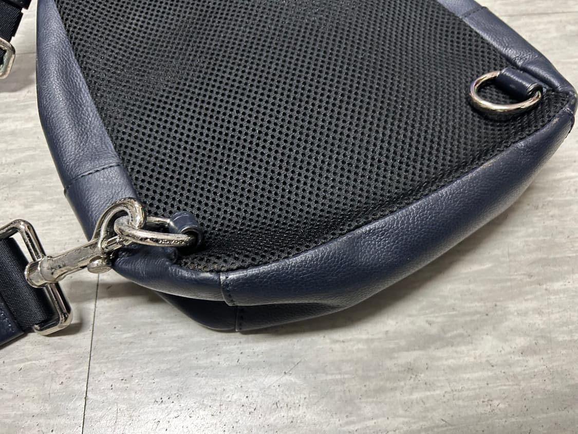 코치 네이비 가죽 슬링백 상품이미지6