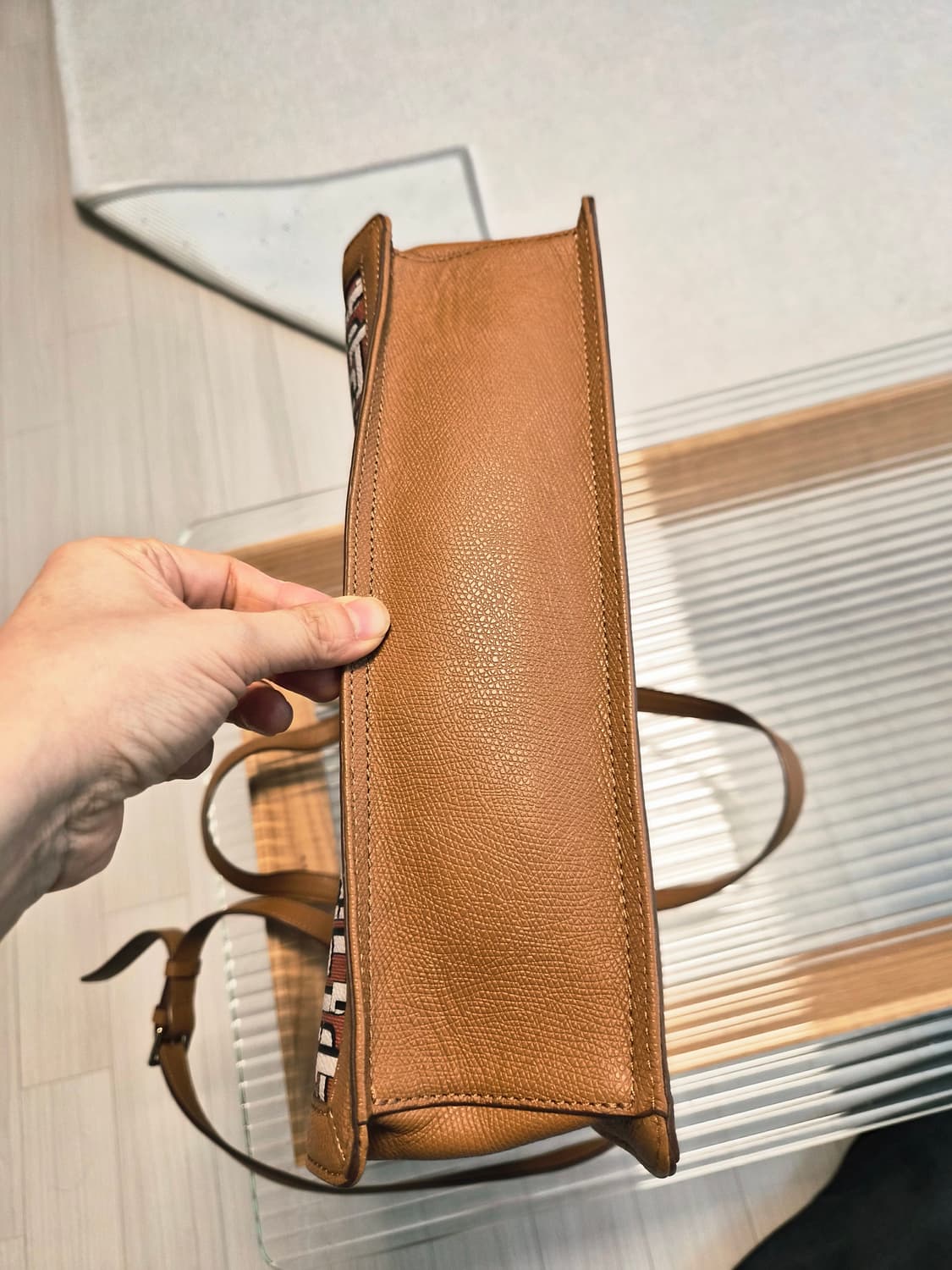 제이에스티나(J.ESTINA)의 '노이(NOI)' 모노그램 토트백 상품이미지5