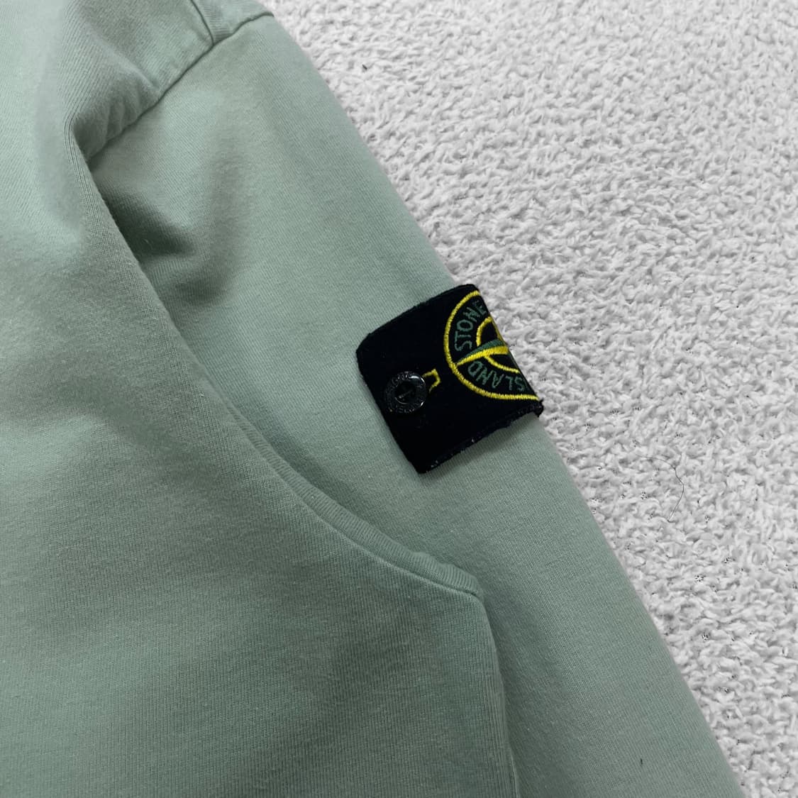 스톤아일랜드 와펜 패치 브러쉬드 오가닉 크루넥 세이지그린 상품이미지2