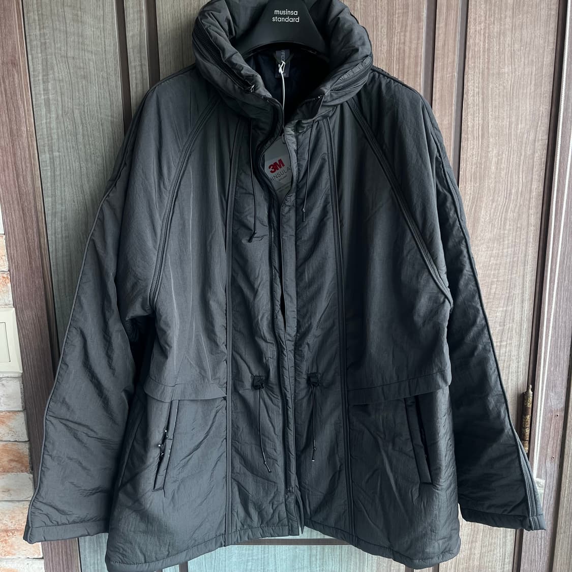 [새상품]언어펙티드 패디드 파라슈트 점퍼 챠콜 상품이미지4