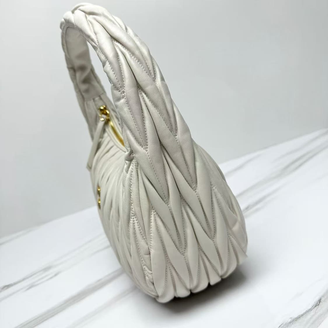 미우 미우 원더 마틀라세 나파 레더 호보백 화이트 상품이미지3