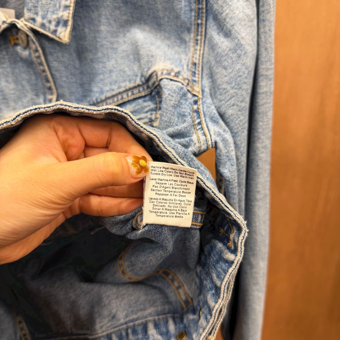 도나카란 뉴욕 코튼 크롭 데님 자켓 실버 버튼 스티치 디테일 연청 상품이미지7