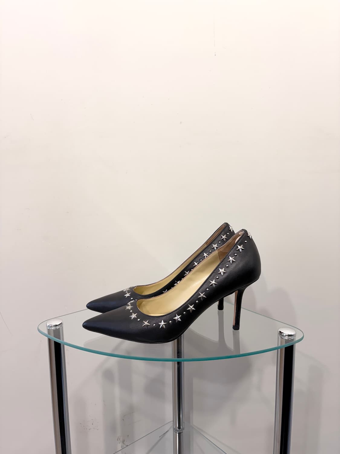 지미추 스타 스터드 레더 힐 펌프스 상품이미지2