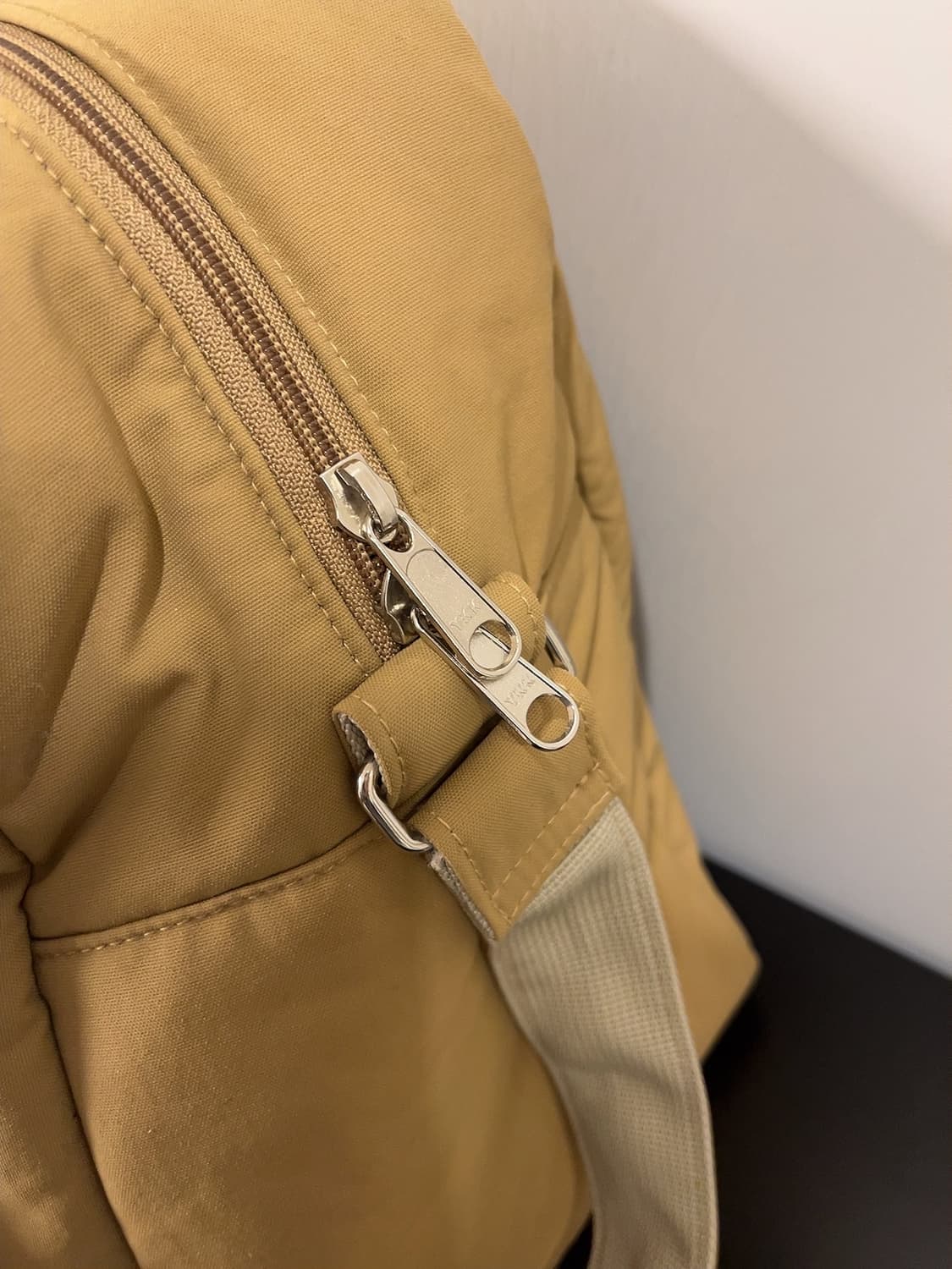 EMIS 이미스 뉴 로고 패디드 크로스 백 패딩 메신저백 상품이미지5