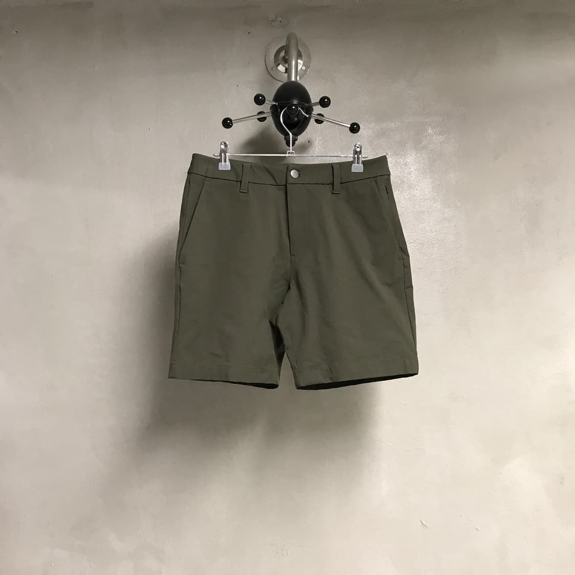 룰루레몬 카키 반바지 30 상품이미지1