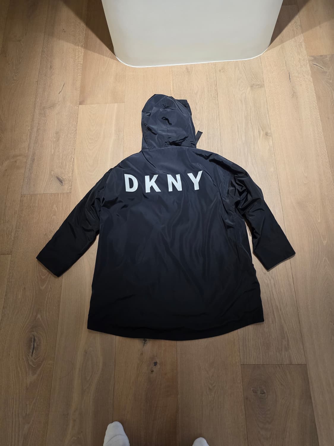DKNY 블랙 그레이 리버시블 색상의 후드 자켓입니다
 상품이미지2