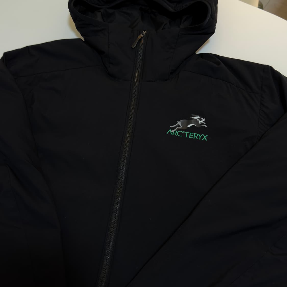 아크테릭스 아톰 LT 후디 블랙 M (루나 뉴 이어 한정판) 상품이미지1