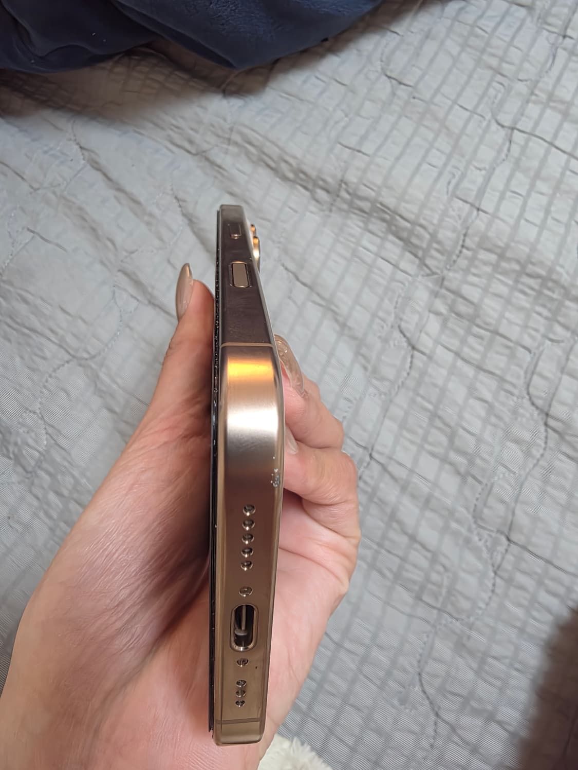 아이폰16프로 골드 상품이미지9