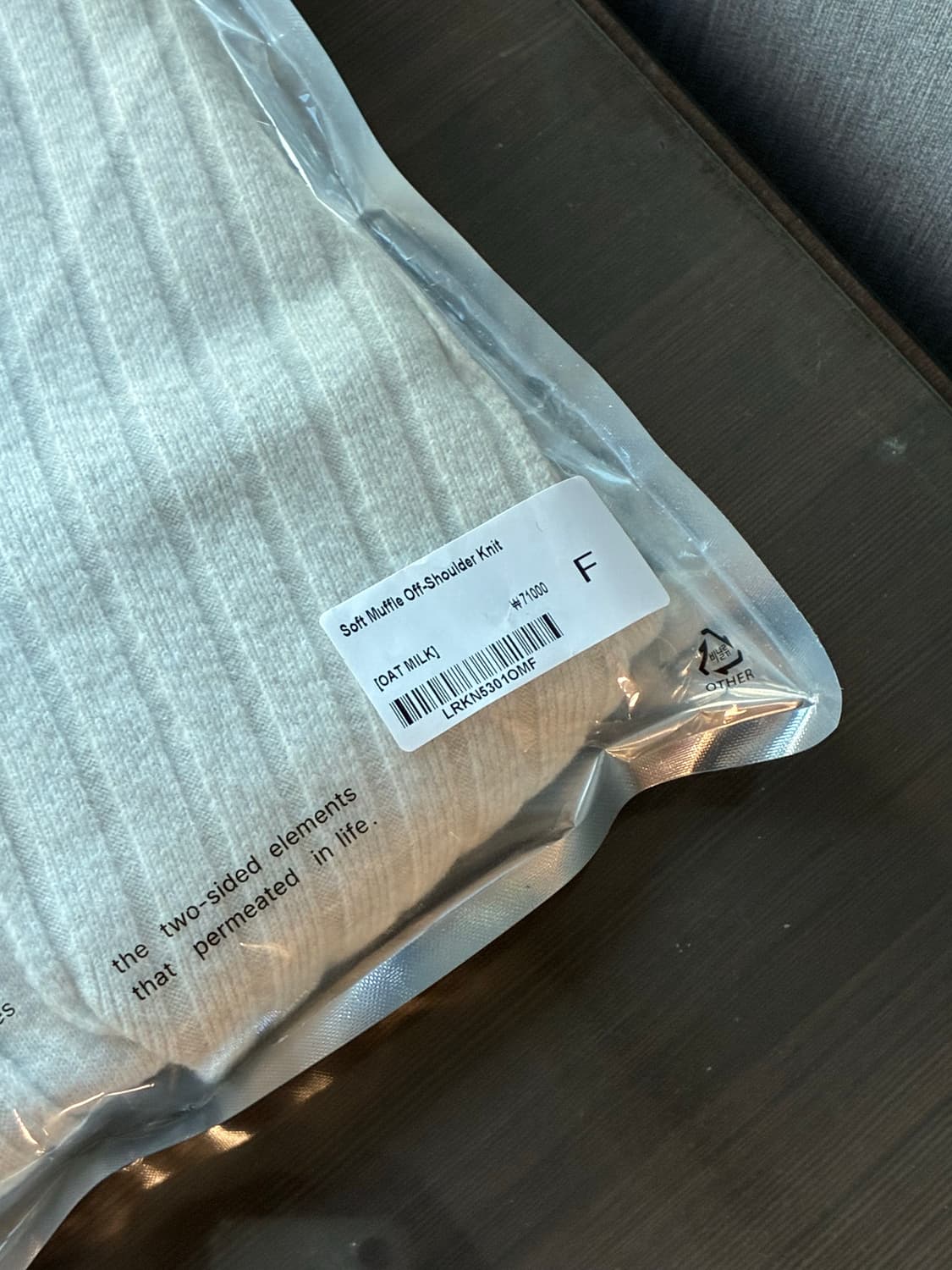 (FREE) 레더리 소프트 머플 오프숄더 니트 [OAT MILK] 판매 상품이미지10