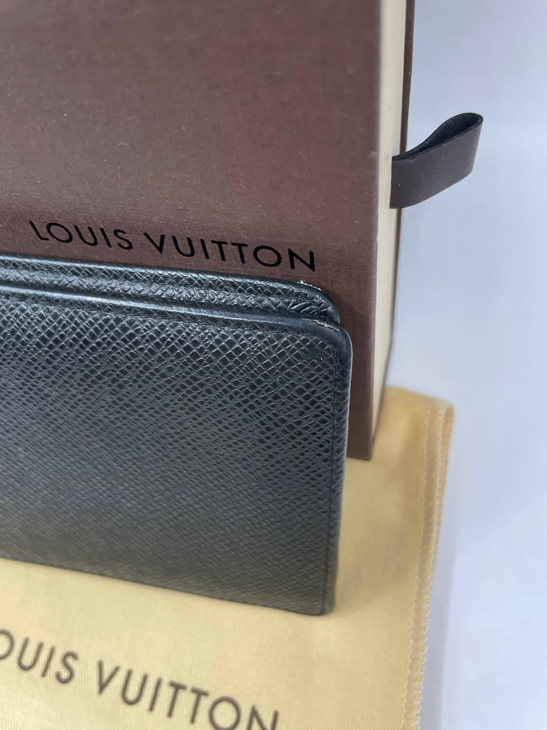 루이비통 타이가 멀티플 월릿 반지갑 블랙 상품이미지3