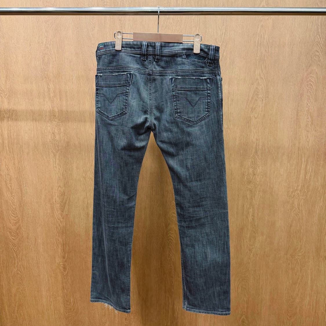 디젤 워싱 데님 팬츠 로고 자수 버튼 클로징 포켓 디테일 슬림핏 그레이 상품이미지3