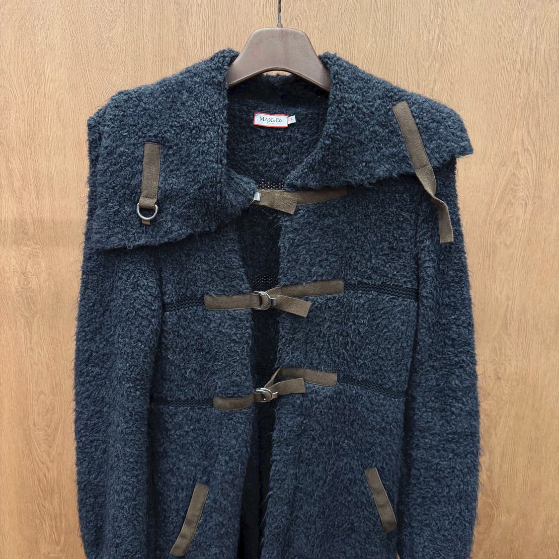 막스앤코 니트 코트 부클 텍스처 토글 스트랩 디테일 레귤러핏 차콜 상품이미지4