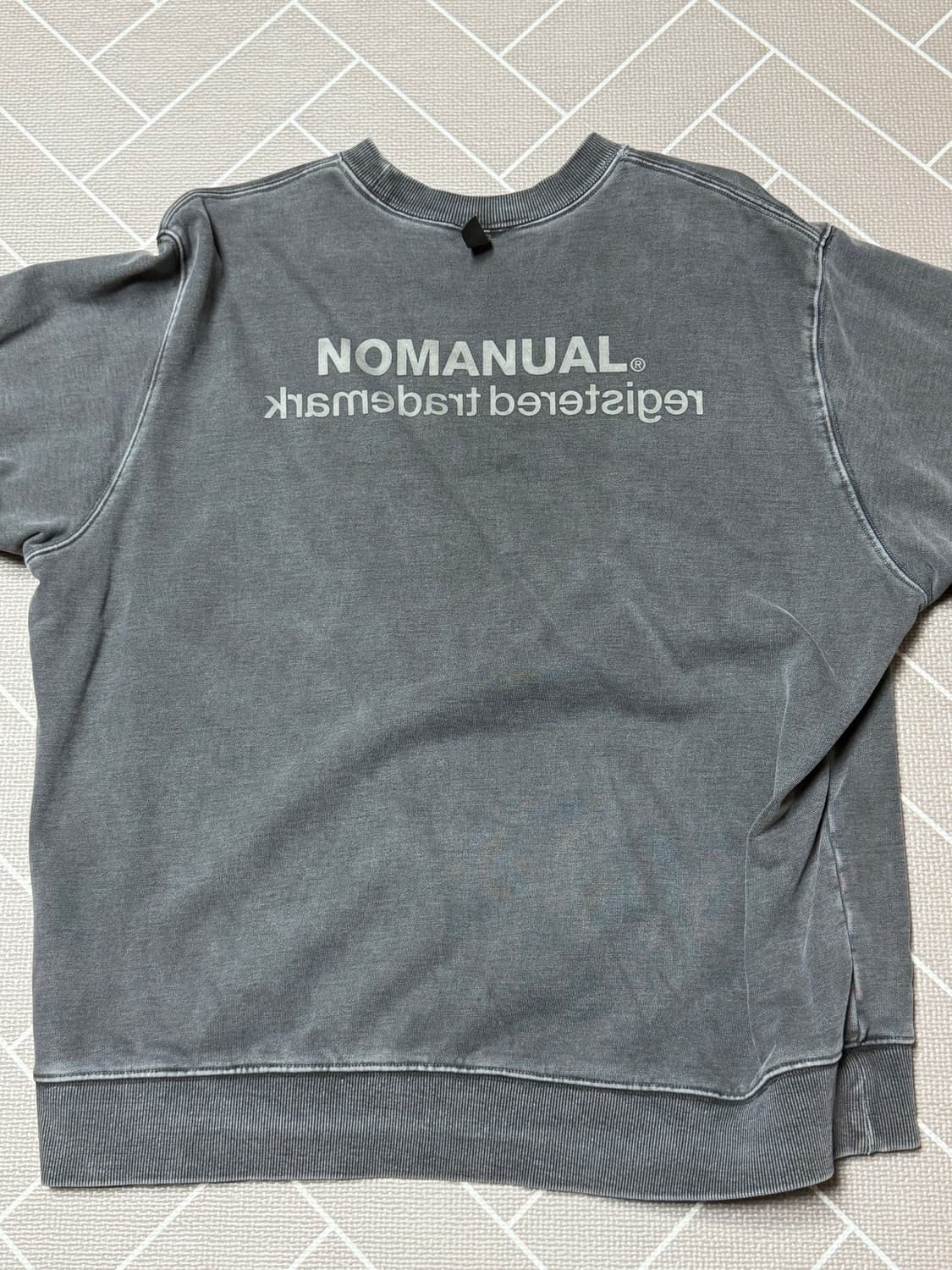 노매뉴얼(NOMANUAL) 피그먼트 맨투맨 상품이미지1