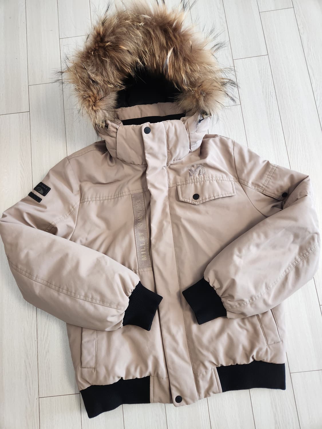 밀레 베이지 여성 덕다운 숏패딩 사이즈 95(M)

사진색감이 이상한데  상품이미지1