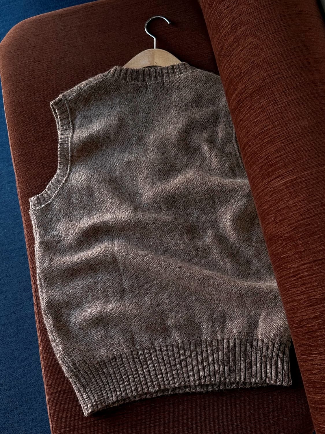 Wool v-neck design knit vest 상품이미지3