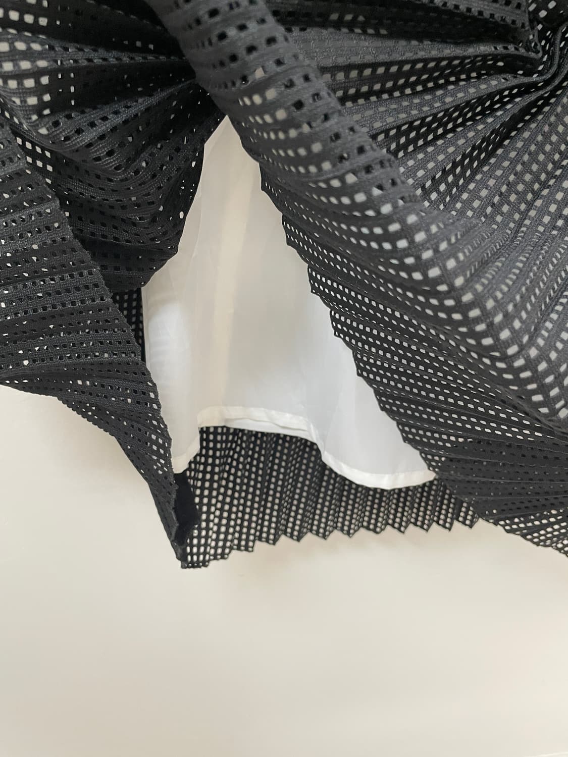 rhythomos 블랙  펀칭 플리츠 스커트 상품이미지5