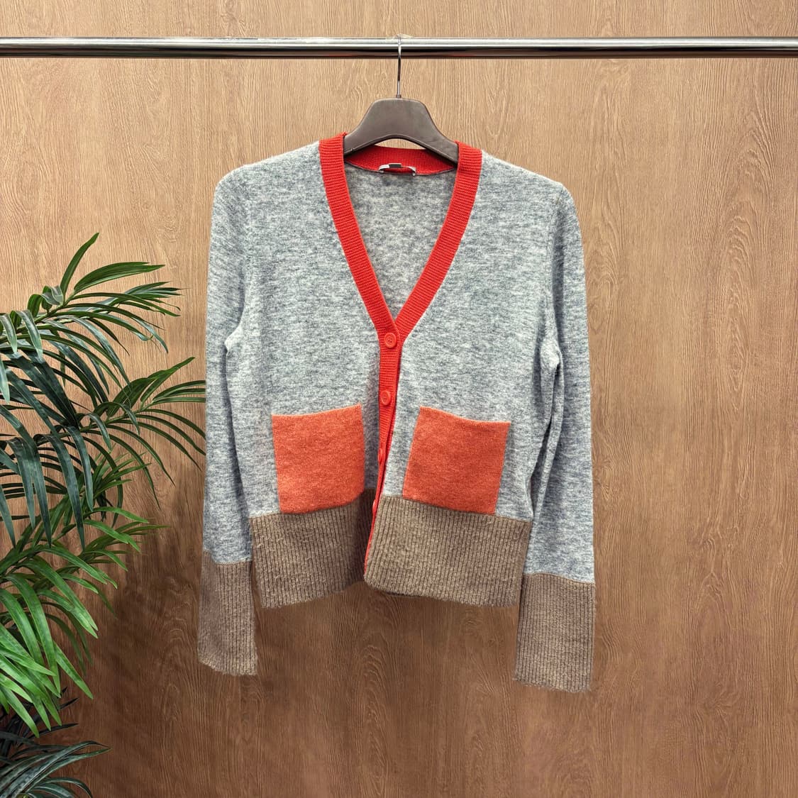 코스 브이넥 긴팔 가디건 오렌지 브라운 배색 컬러블록 포켓 디테일 그레이 상품이미지1