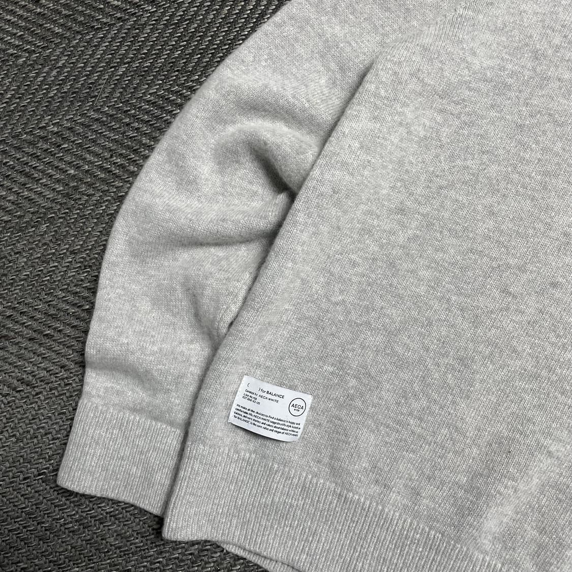 AECA 미니멀 스몰로고 크루넥 니트 스웨터y 5091 상품이미지4