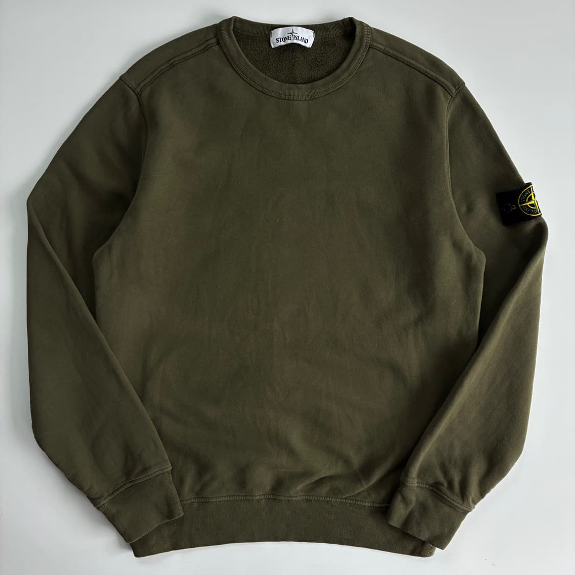 Stone Island  스톤아일랜드 와펜 카키 스웻 맨투맨 상품이미지1
