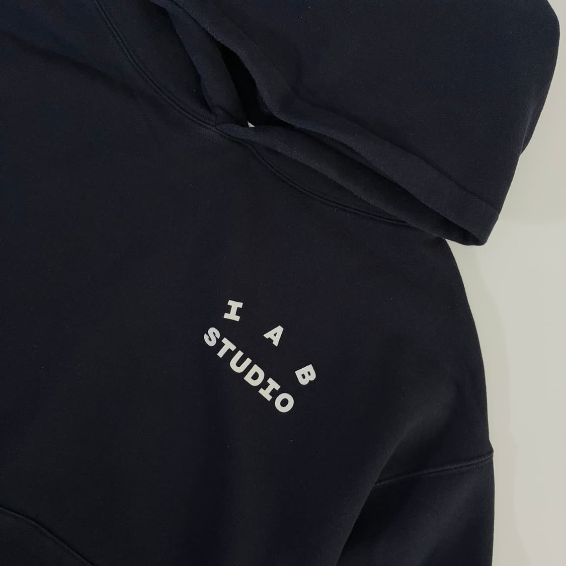 IAB studio  아이앱스튜디오 스펠 로고 코튼 블랙 후드티 상품이미지4