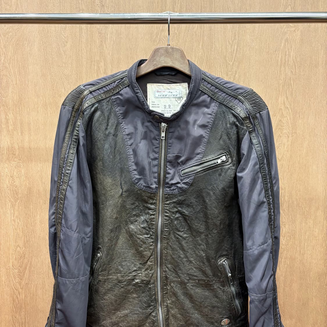 디젤 셰어링 레더 믹스 라이더 자켓 메탈 패치 셔링 디테일 차콜 브라운 상품이미지4