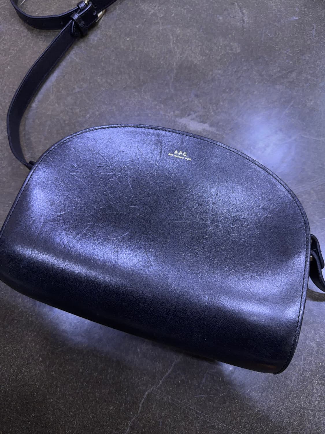 A.P.C 아페쎄 하프문 레더 크로스백 가방 상품이미지3