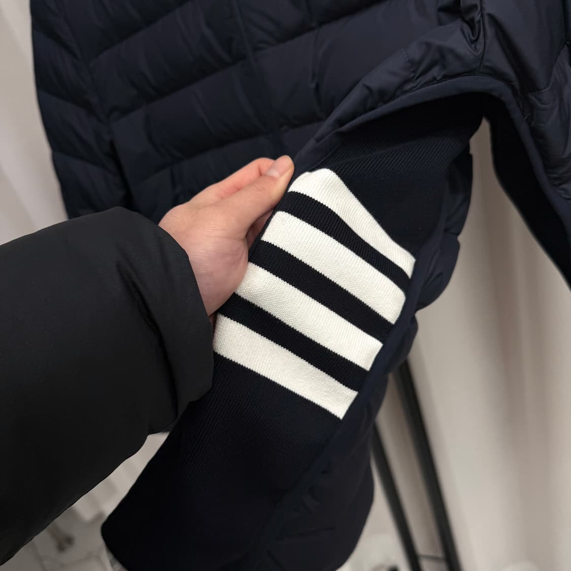 [신상/2] 톰브라운 옆 사선 후드 경량패딩 상품이미지3