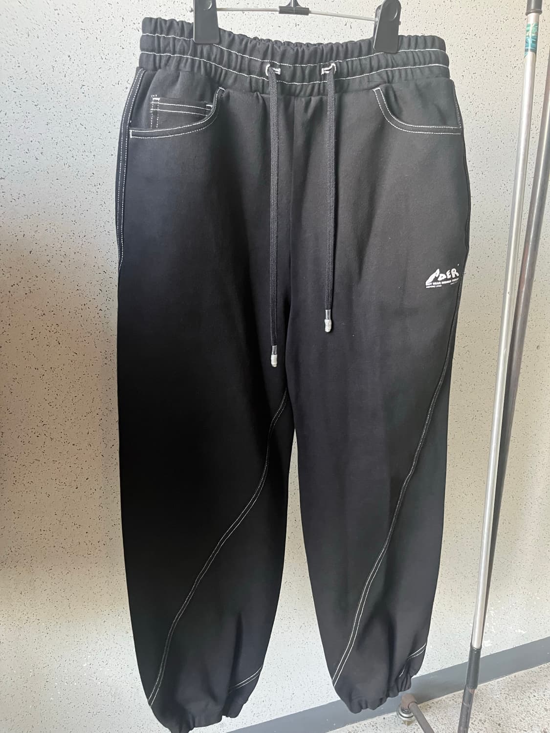 아더에러 콘트라스트 스티치 트랙팬츠 a1 상품이미지1