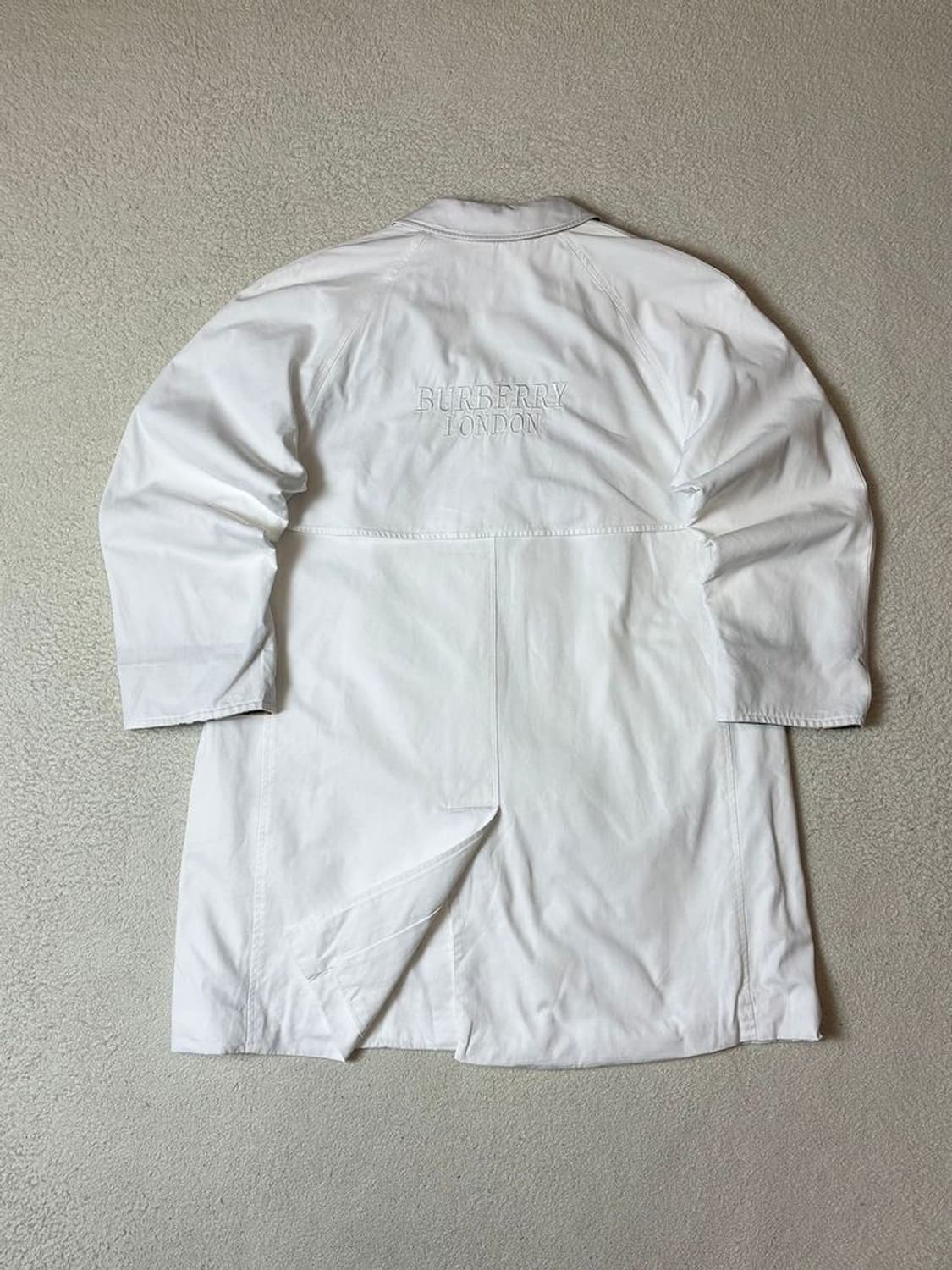 버버리 90's 백 자수로고 트렌치 코트 PN7548 상품이미지1