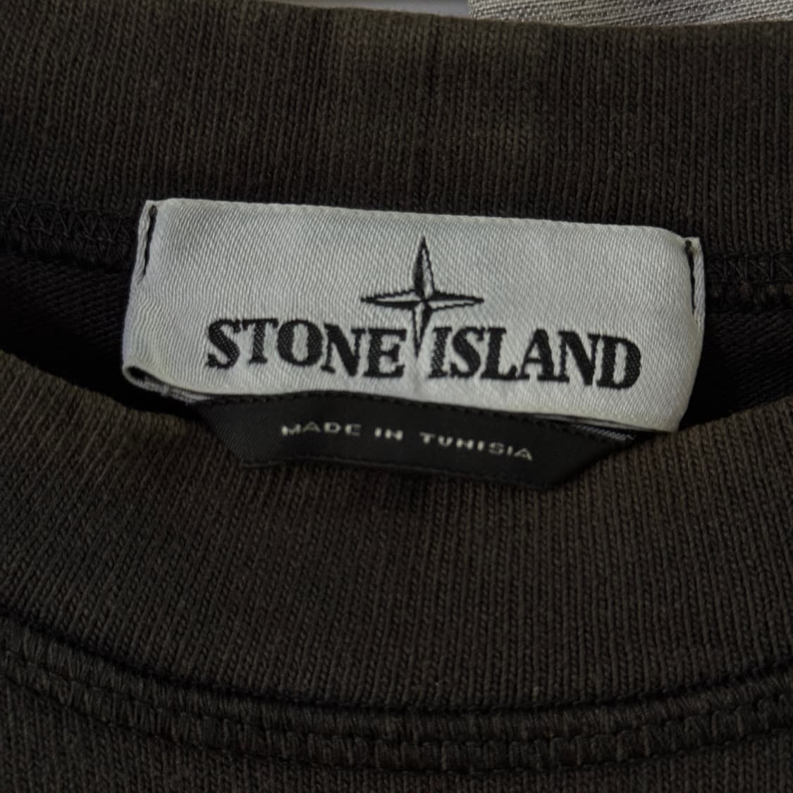 [L] 스톤아일랜드 와펜 패치 맨투맨 차콜 상품이미지4