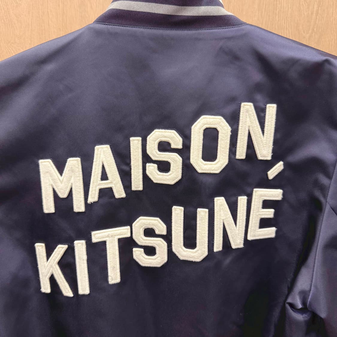 메종키츠네 바시티 스타디움 자켓 백로고 자수 디테일 네이비 상품이미지6