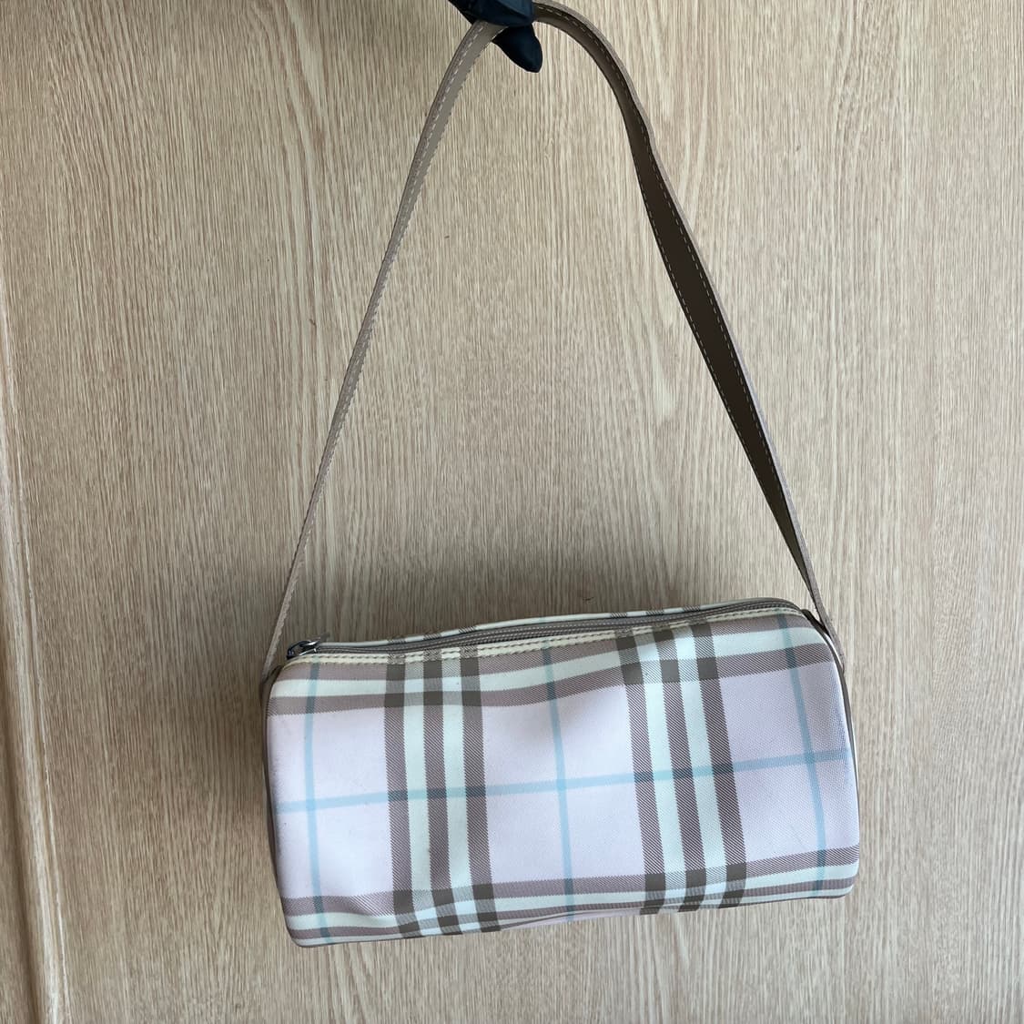 버버리 원통 숄더백 상품이미지2
