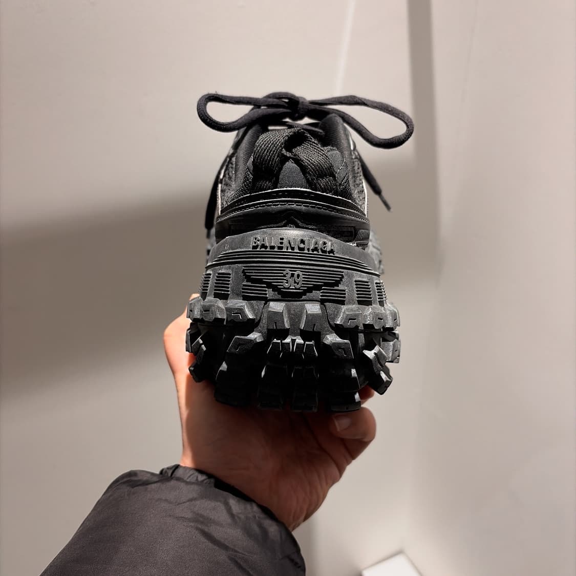 (정품/새상품) 발렌시아가 남성 블랙 디펜더 바운서 스니커즈 상품이미지4