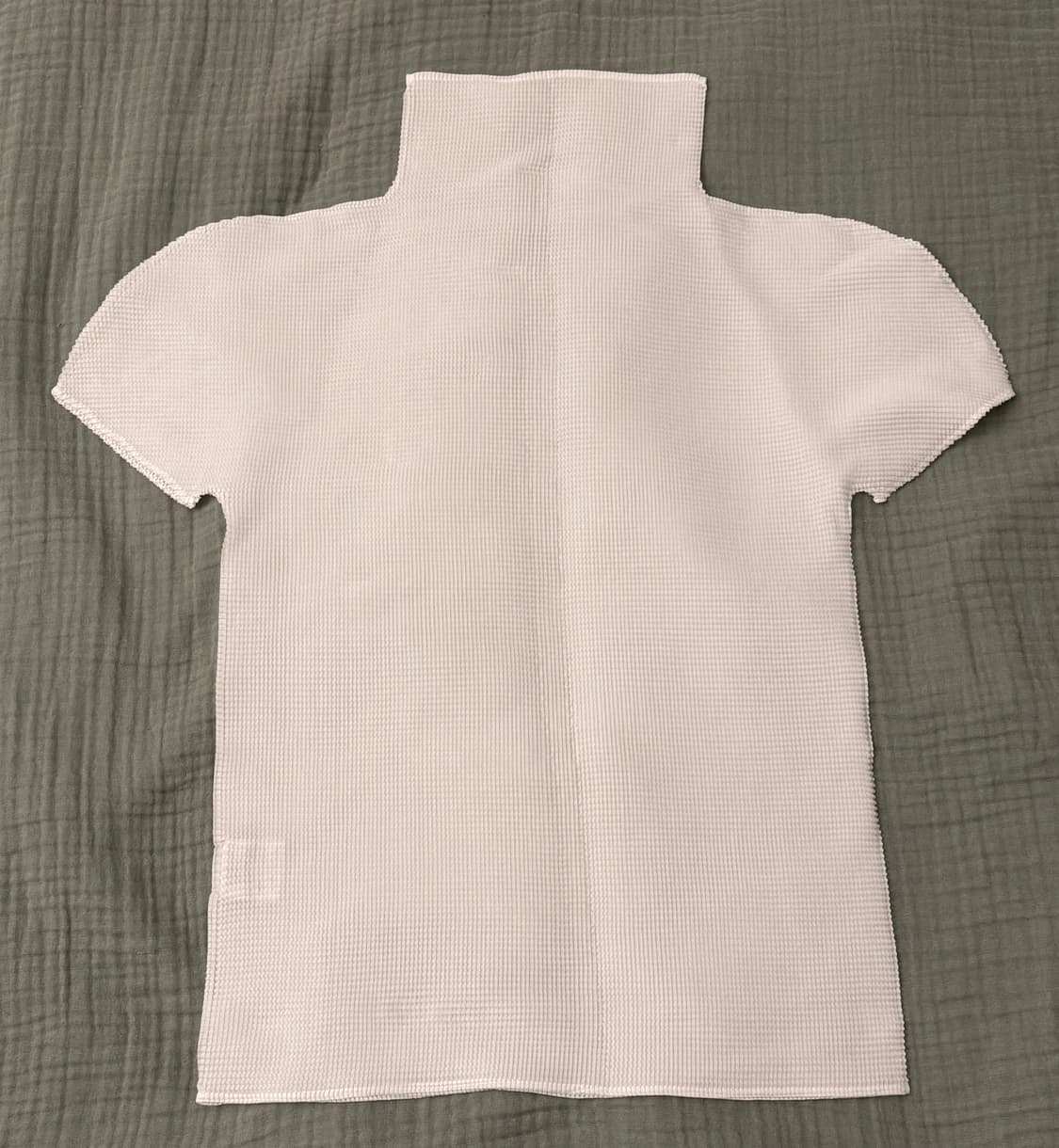 me ISSEY MIYAKE 스트레치 플리츠 하이넥 반팔 탑 상품이미지2